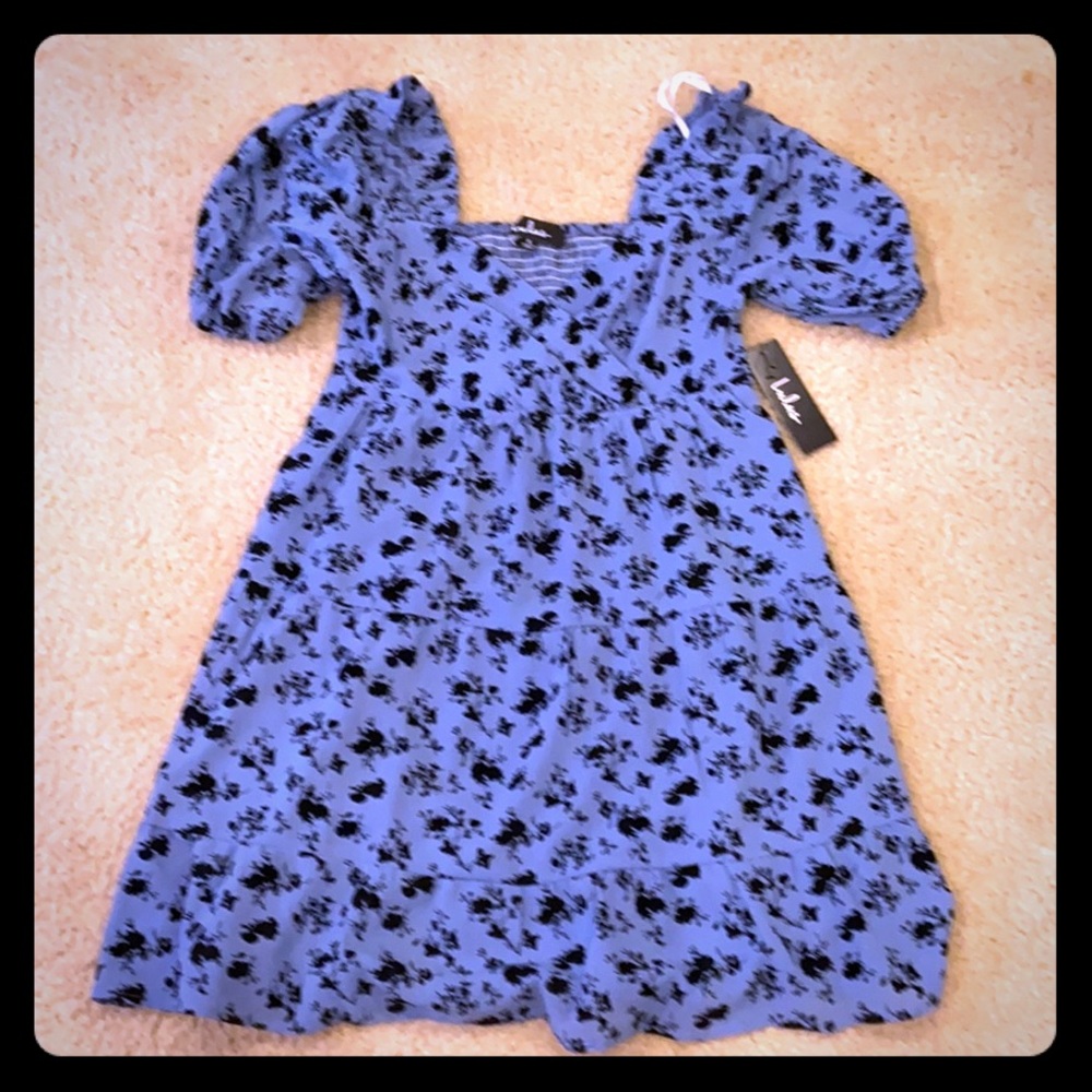Never worn Lulus sun dress. Size small